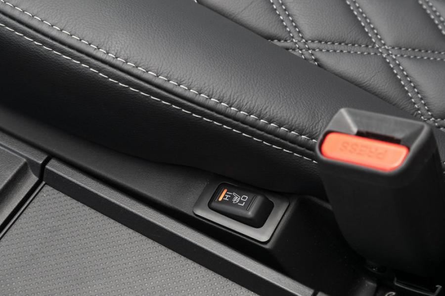 Детали интерьера Mitsubishi Delica D:5 Urban Gear P Edition 2020 года  (фото 7 из 10)